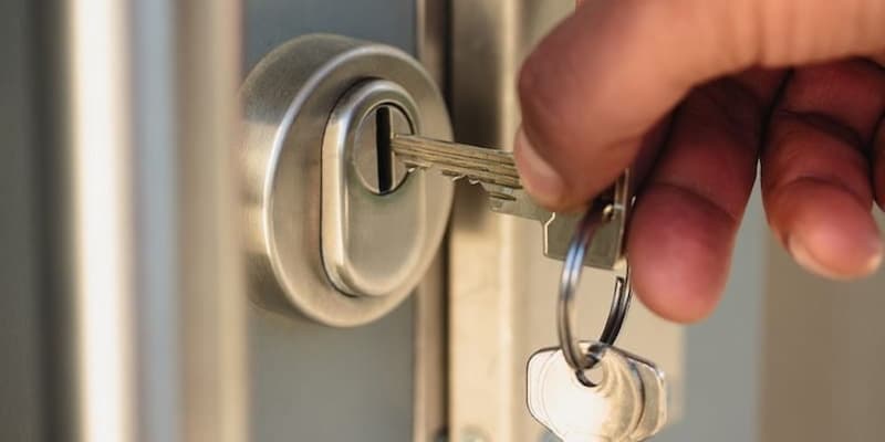 Serrure de porte sécurisée avec clé