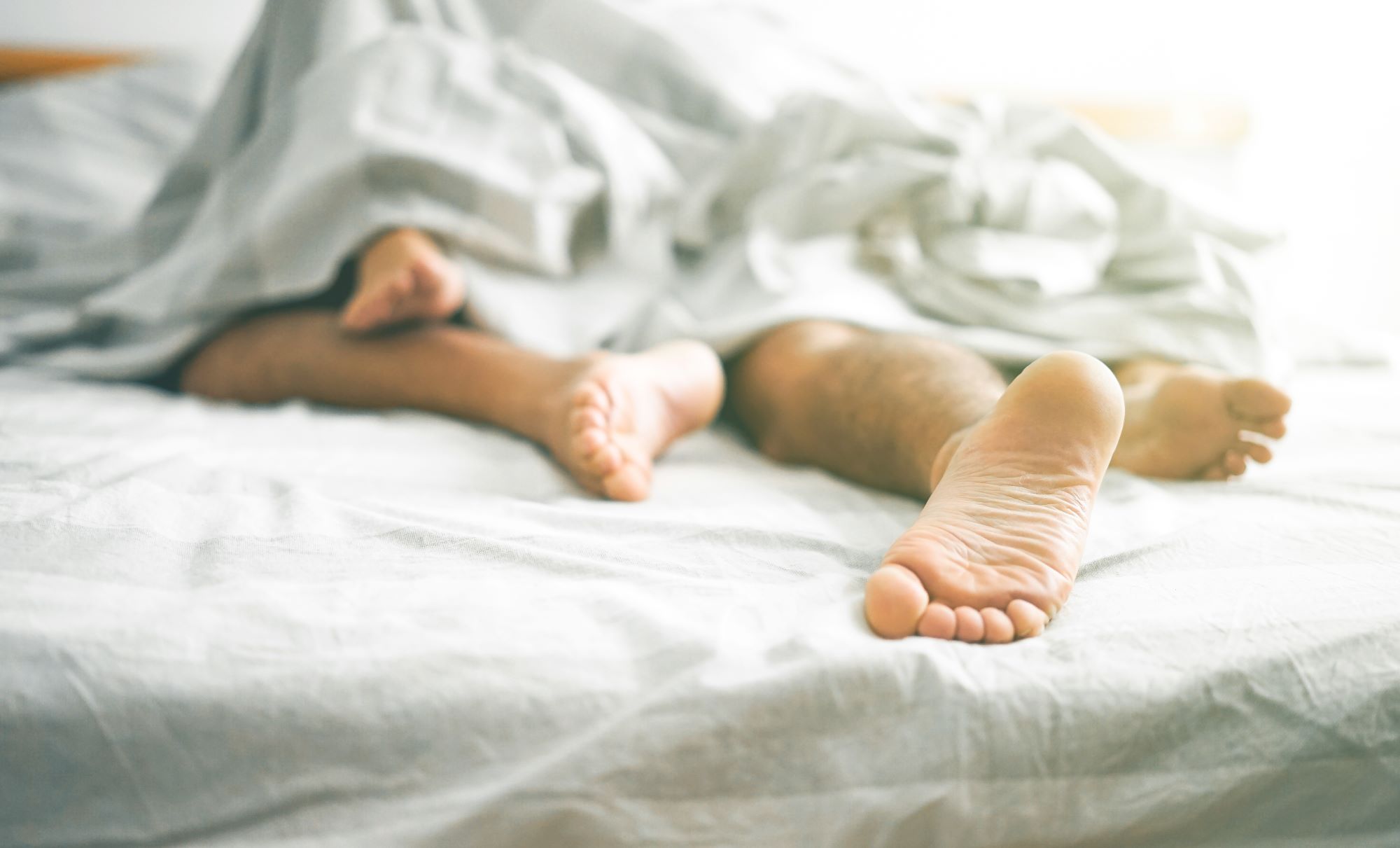 Couple heureux dans une chambre