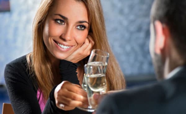 Femme souriante avec des yeux pétillants