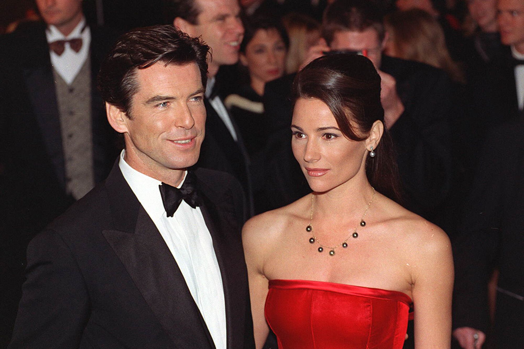 Pierce Brosnan et Keely Shaye Smith se regardant avec tendresse