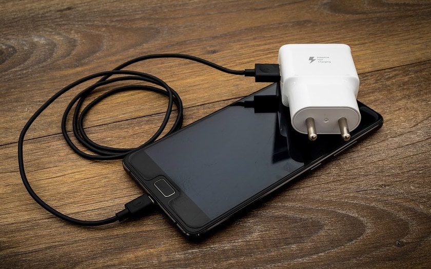 Smartphone en cours de chargement