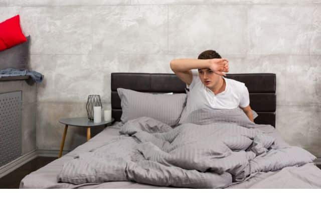 Femme se réveillant en sueur la nuit