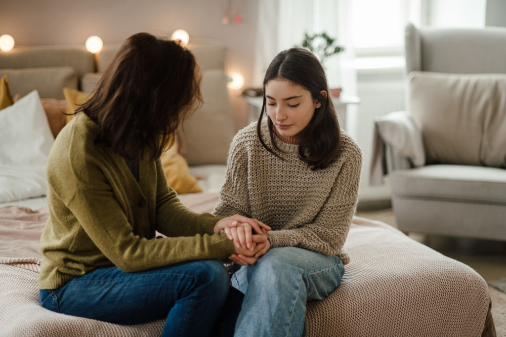Jeune femme parlant à sa mère