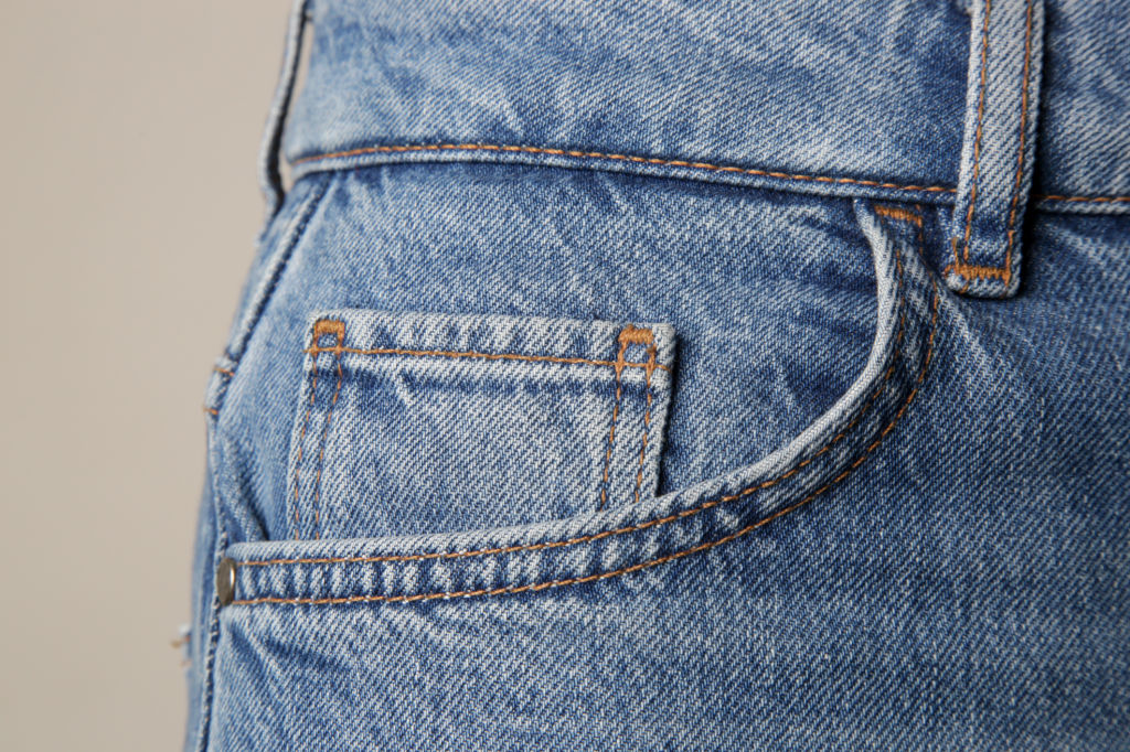 Gros plan sur la petite poche avant d'un jean
