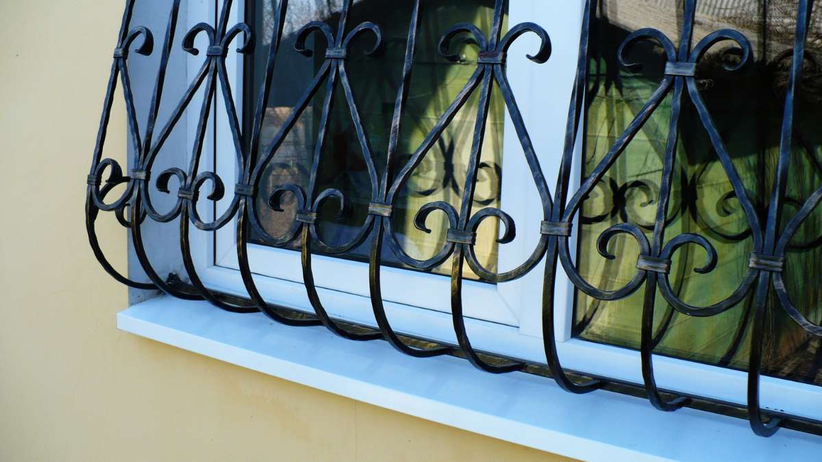 Grille de fenêtre avec courbe caractéristique