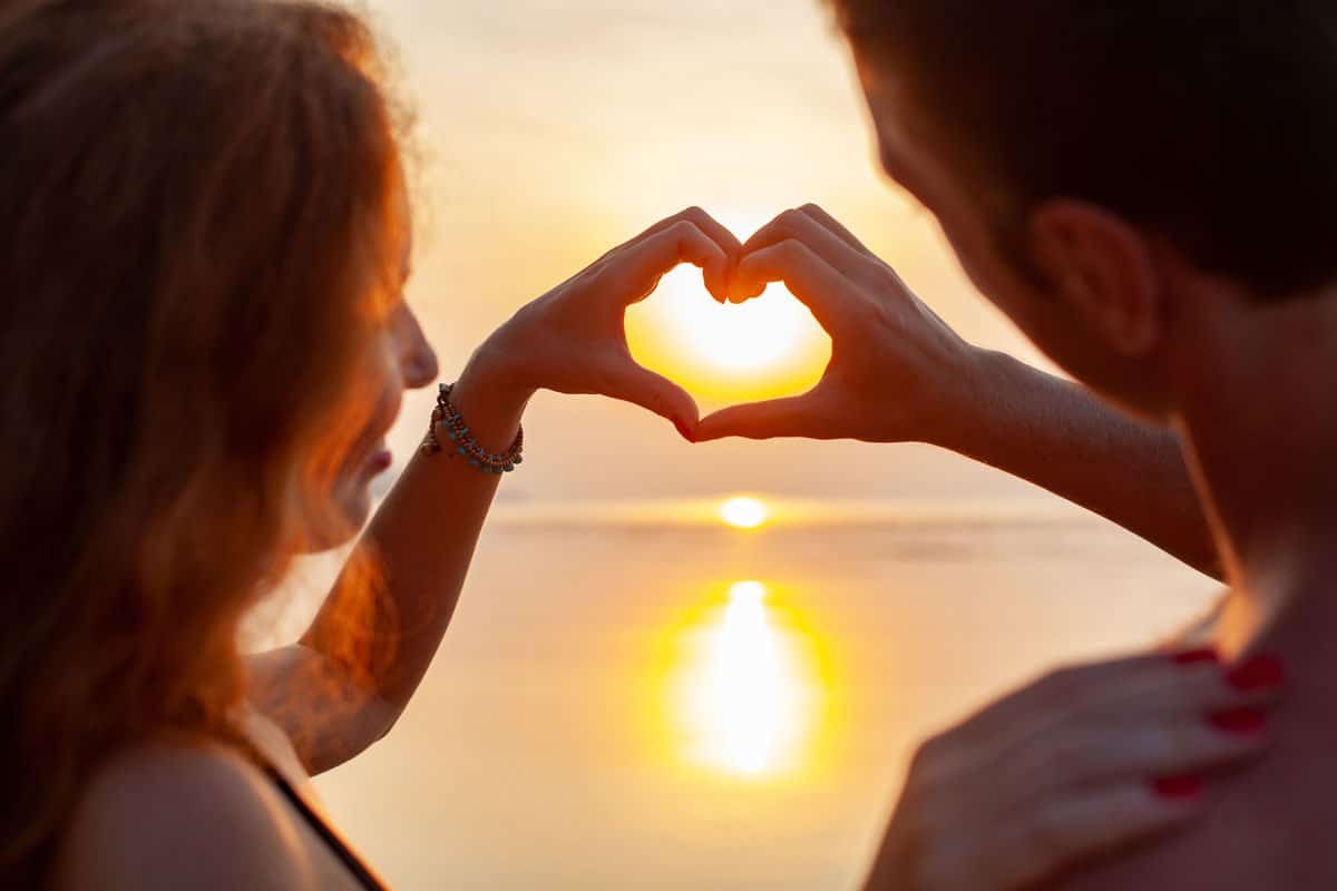 Couple épanoui sur le sable