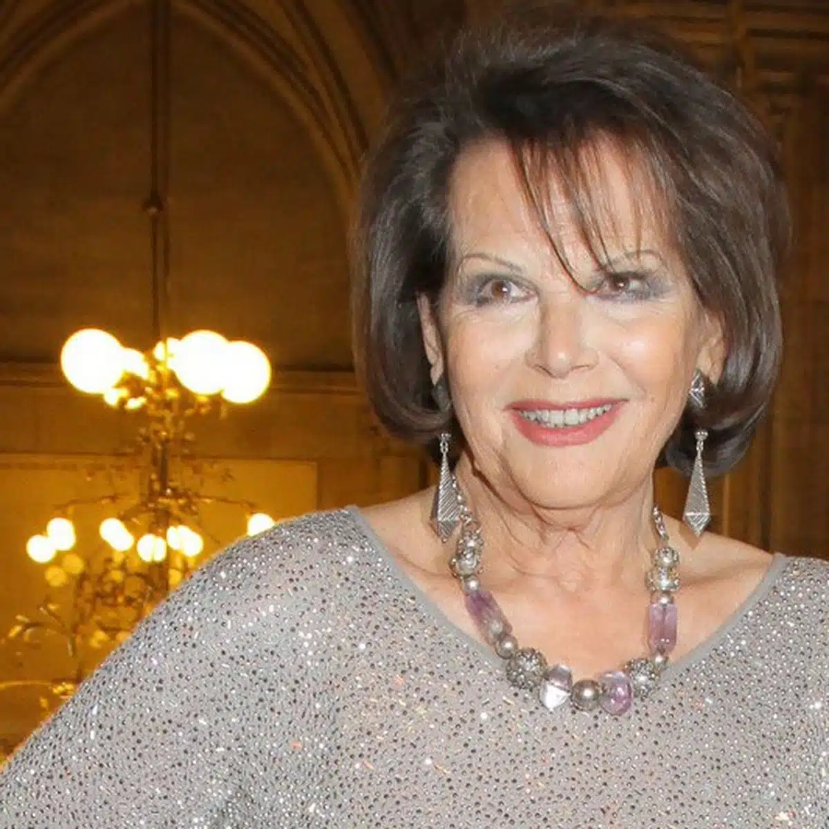 Claudia Cardinale âgée, souriante et élégante