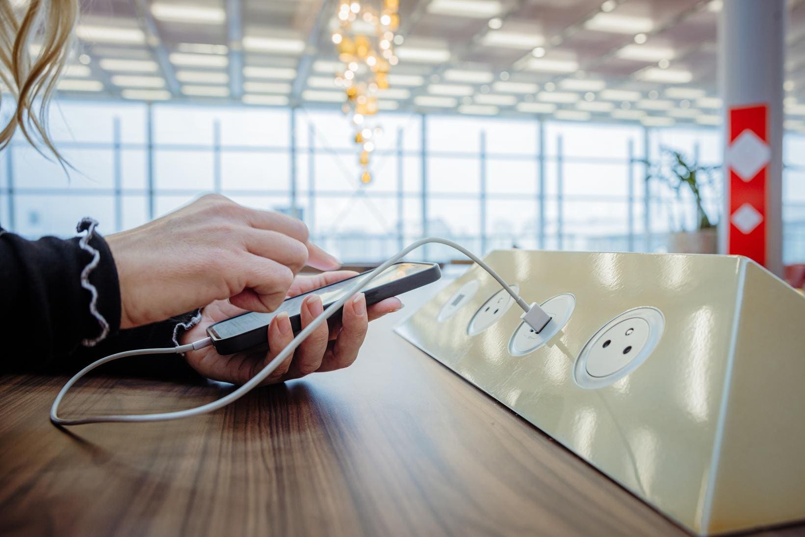 Personne utilisant un téléphone en voyage