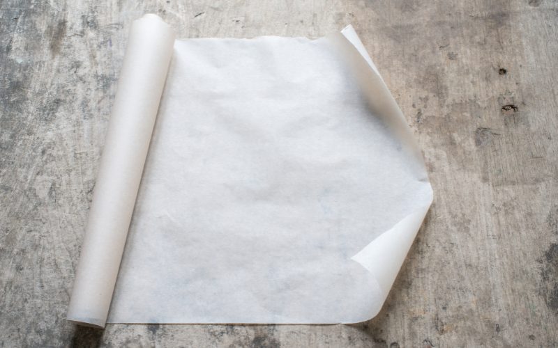 Papier cuisson blanc et papier naturel brun posés côte à côte