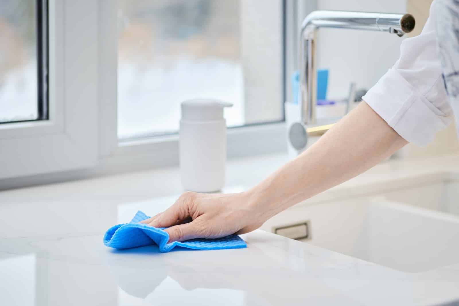Femme nettoyant un mur avec un chiffon