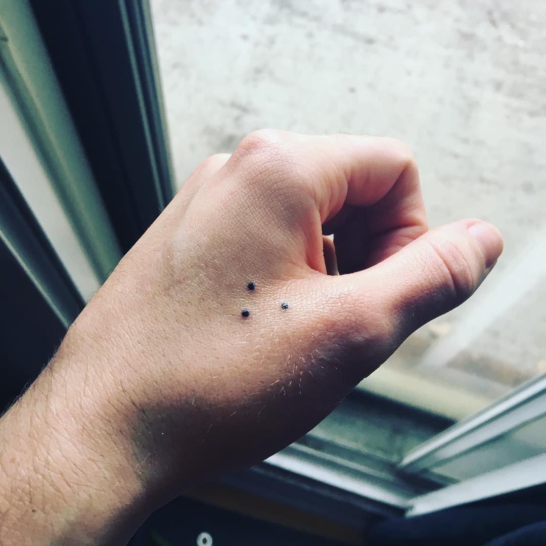 Tatouage trois points sur la main