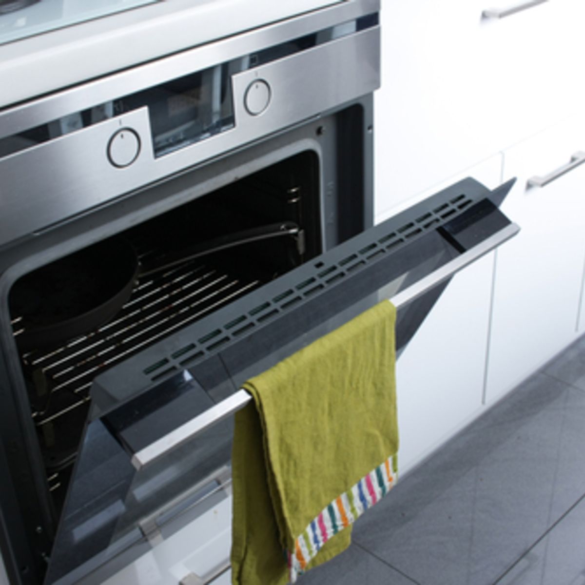 Crochet autocollant pour torchon près de l'évier