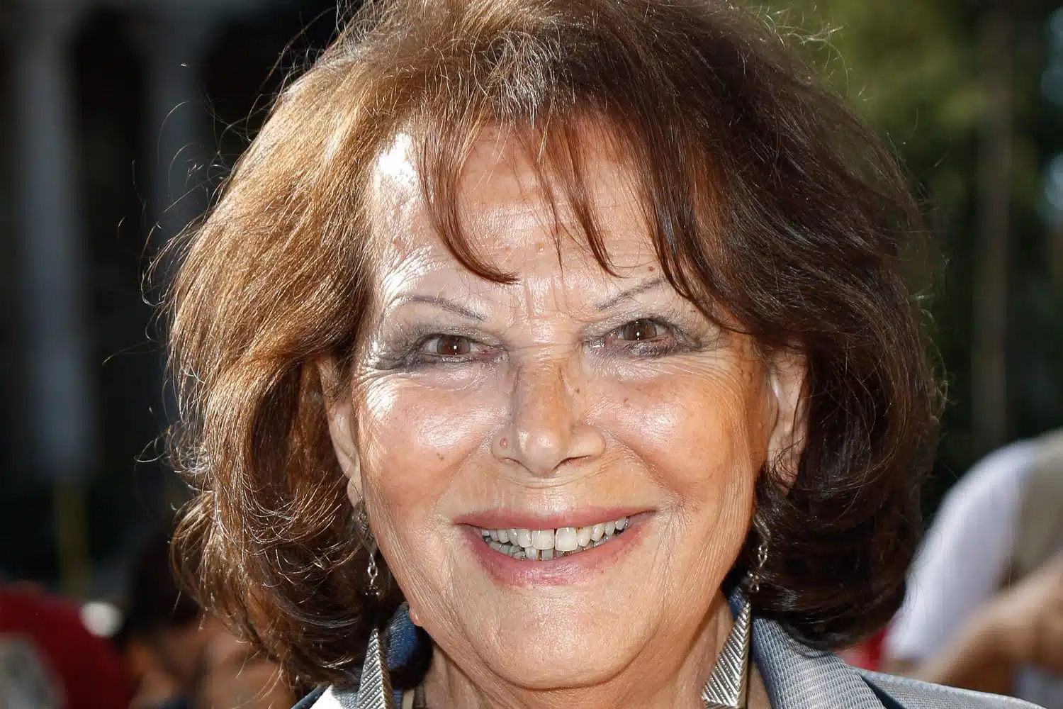 Claudia Cardinale récente, en robe rouge