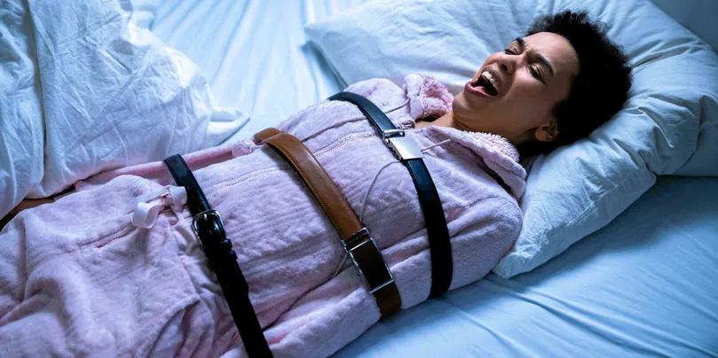 Femme expérimentant une paralysie du sommeil