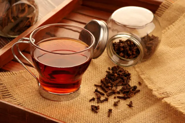 Clous de girofle et infusion préparée