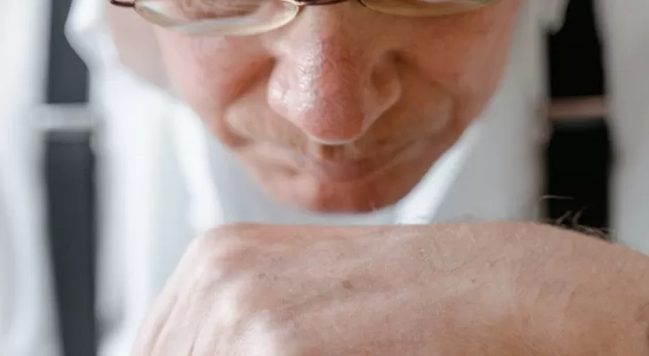 Visage souriant d'une personne âgée