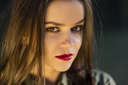 Portrait d'une jeune femme avec une expression mystérieuse