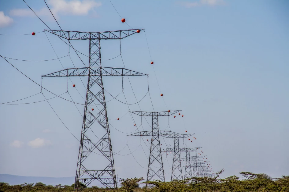 Gros plan sur des boules de balisage orange et blanches sur ligne électrique