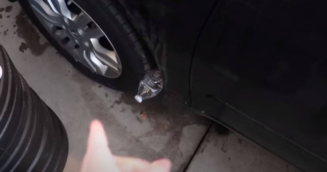 Photo de pneu de voiture avec bouteille en plastique