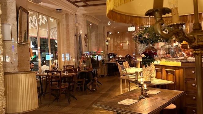 Rencontre tendue dans un café