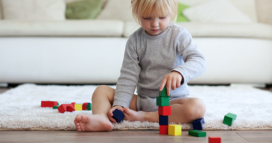 Enfant absorbé par un jeu éducatif