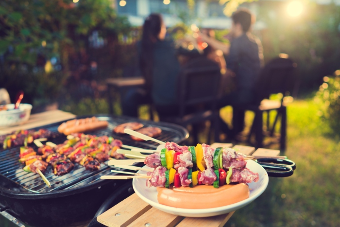 Groupe d'amis autour d'un barbecue