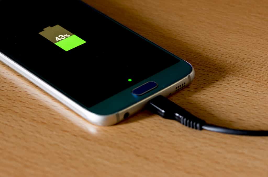 Smartphone en charge sous la lumière du soleil