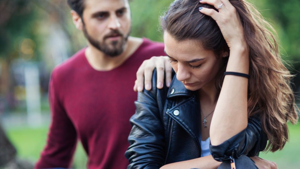 Femme exprimant son malaise dans une relation
