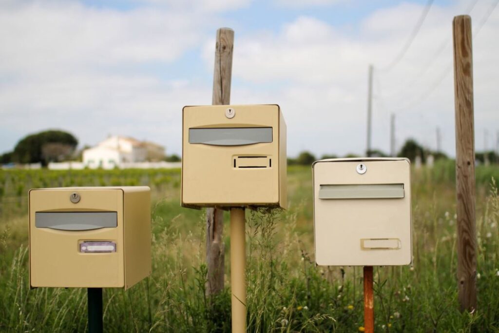 Boîte aux lettres endommagée