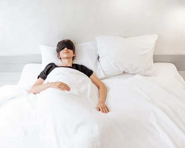 Posture de sommeil sur le dos avec oreillers de soutien