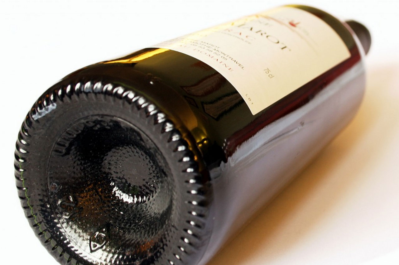 Fond concave d'une bouteille de vin ancienne