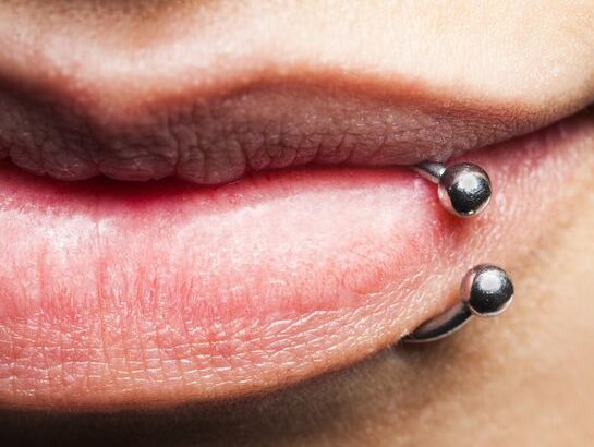 Détail rapproché d'un piercing lingual discret