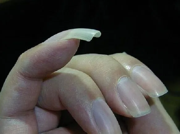 Représentation historique d'un noble chinois avec un ongle long à l'auriculaire