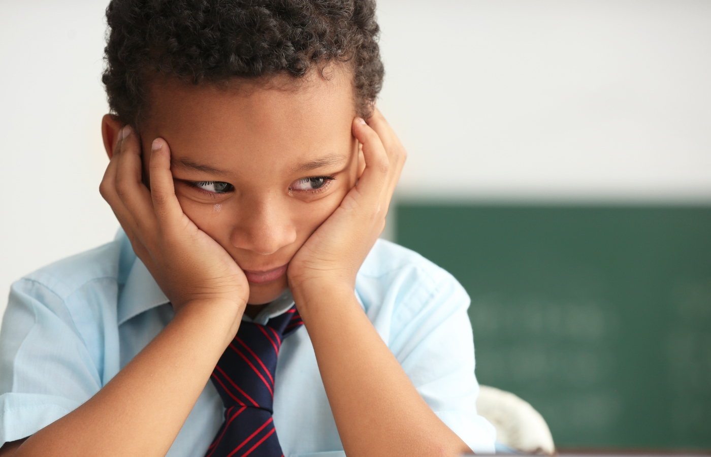 Enfant perplexe devant ses devoirs