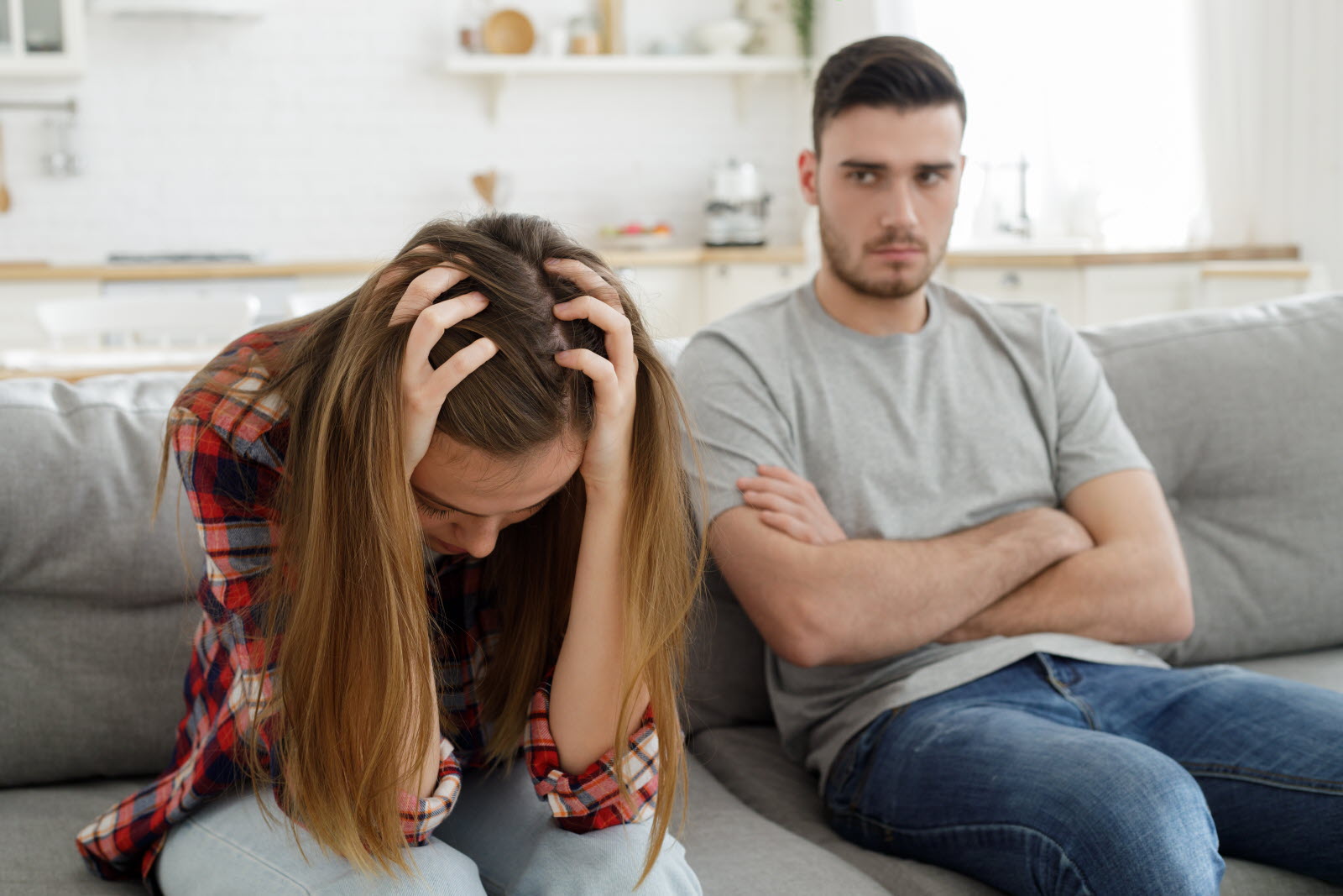 Couple assis à table sans échanger de regards