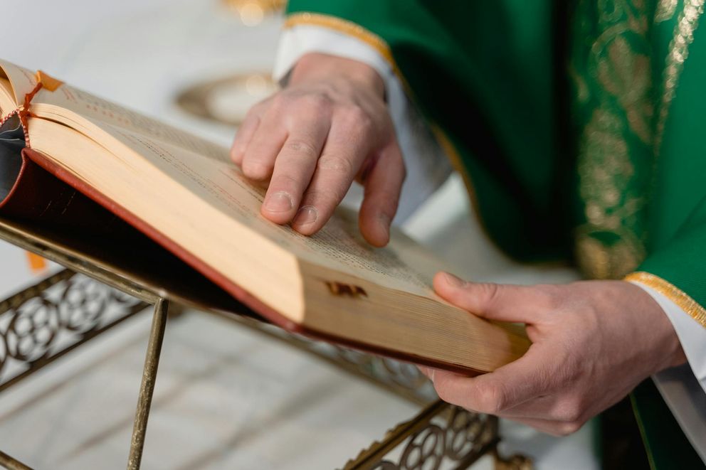 Prêtre et religieuse en conversation