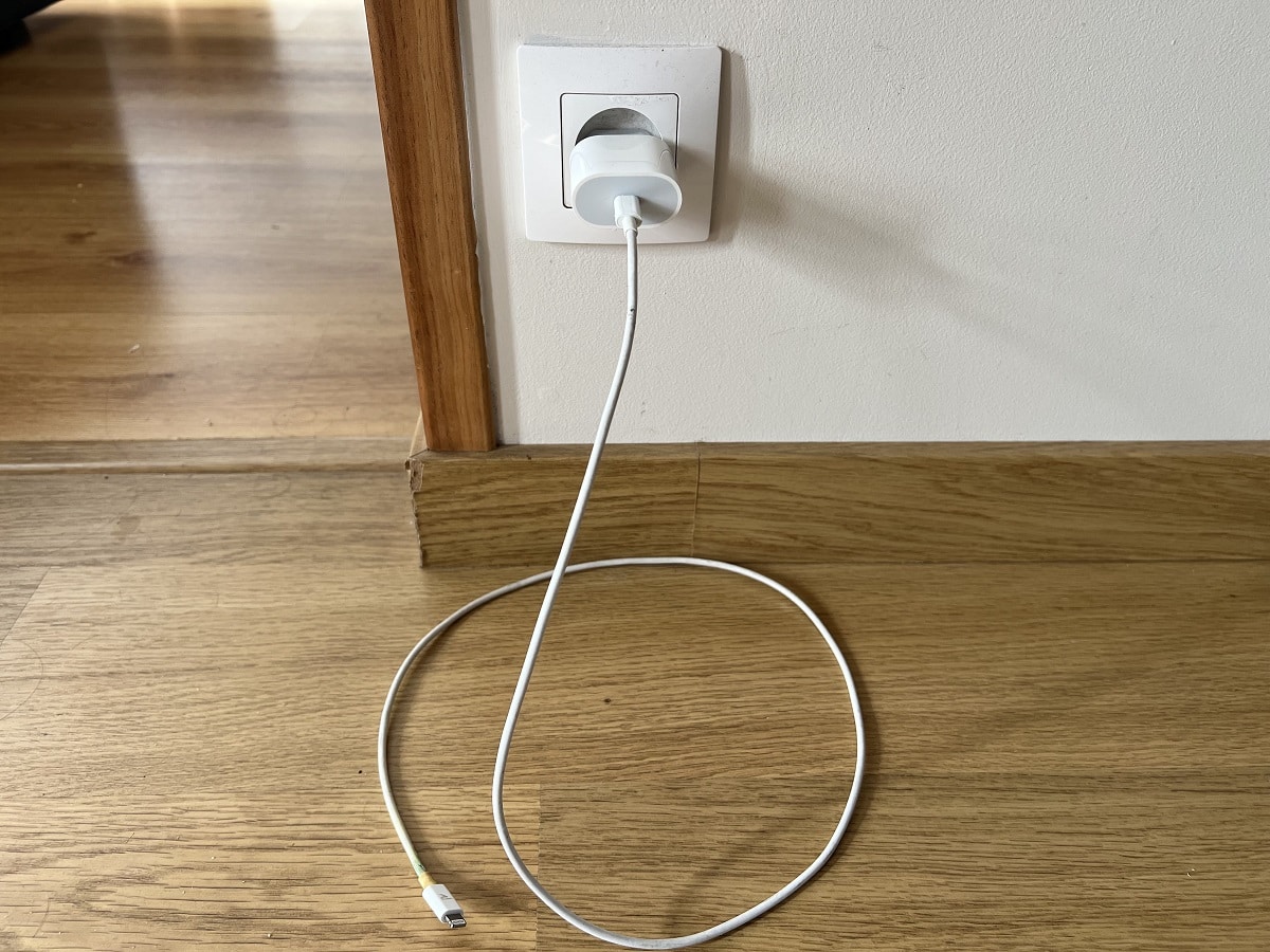 Chargeur accessible dans une prise murale basse