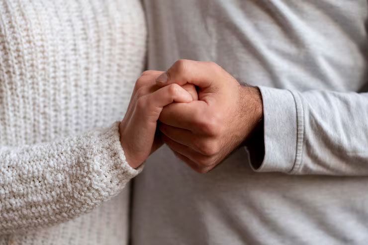 Mains entrelacées avec tendresse