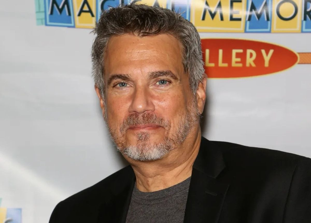 Robby Benson méditant ou écrivant dans un cadre serein