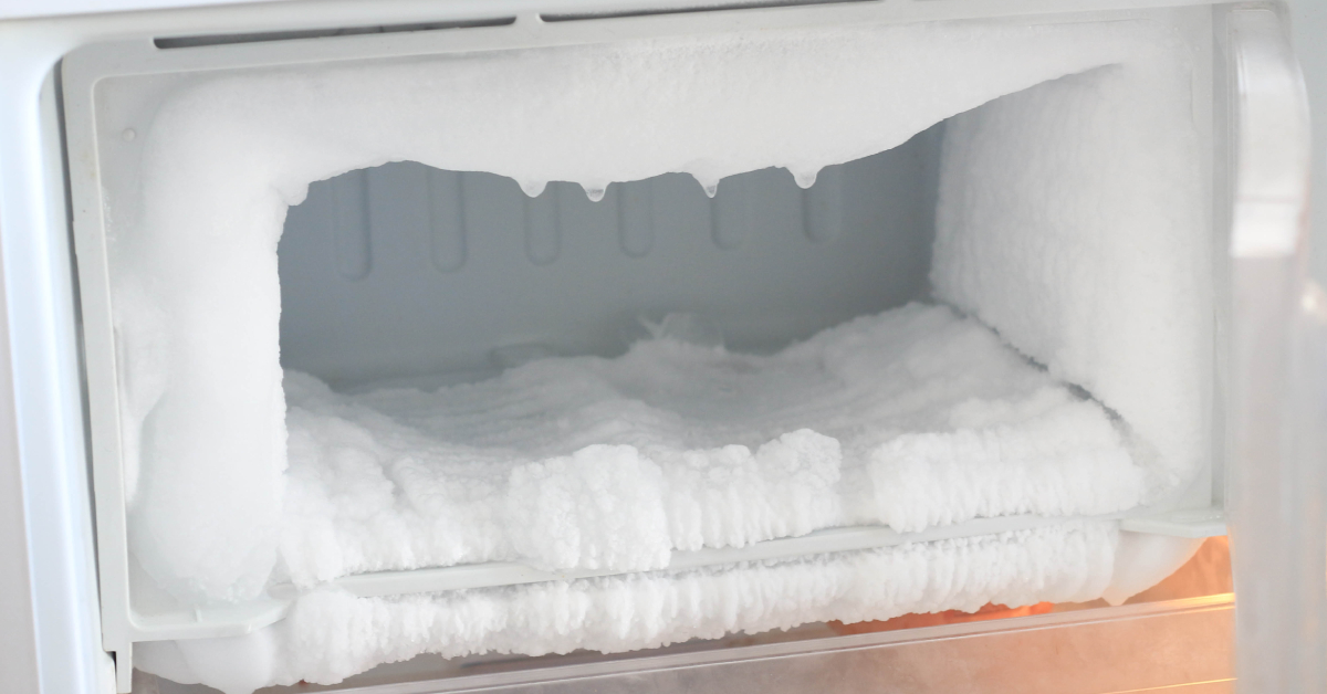 Congélateur recouvert de givre épais