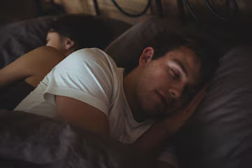 Couple dormant dos à dos