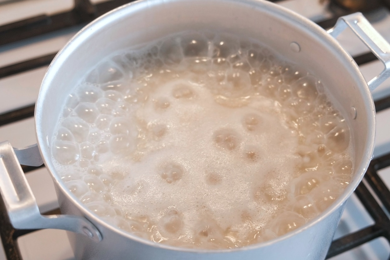 Eau de cuisson du riz dans une casserole
