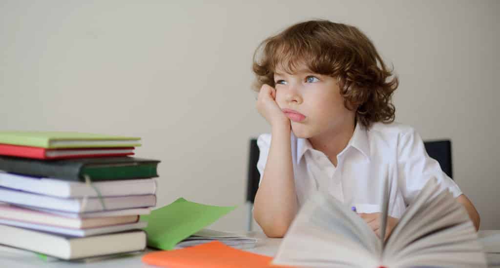Enfant concentré devant un livre