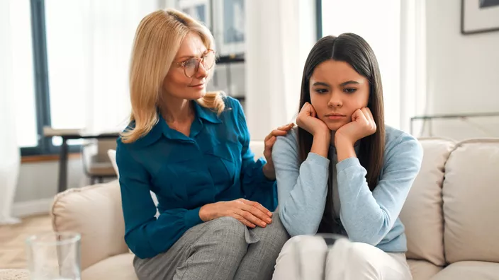 Personne adoptant une posture défensive