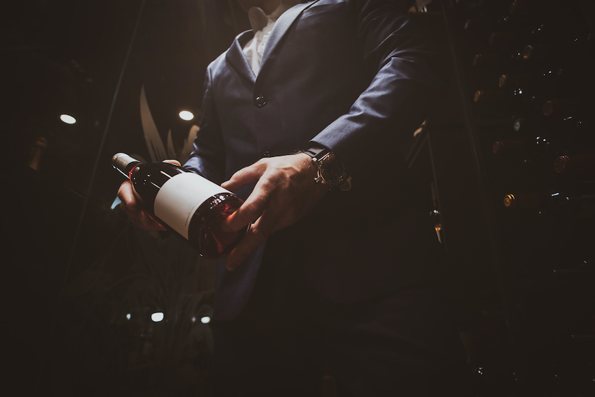 Bouteille de vin refroidissant dans un seau à glace