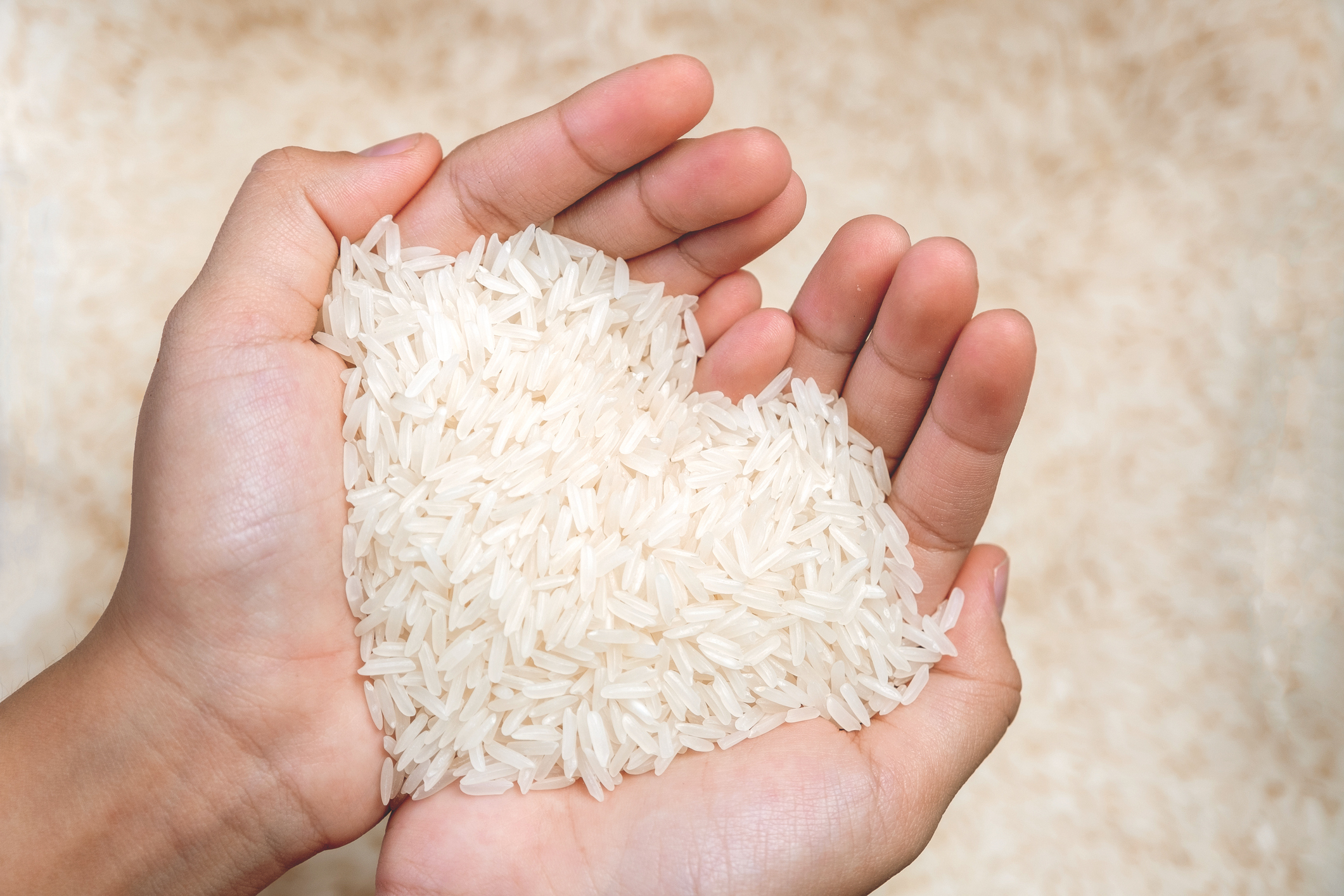 Grains de riz et bol traditionnel japonais