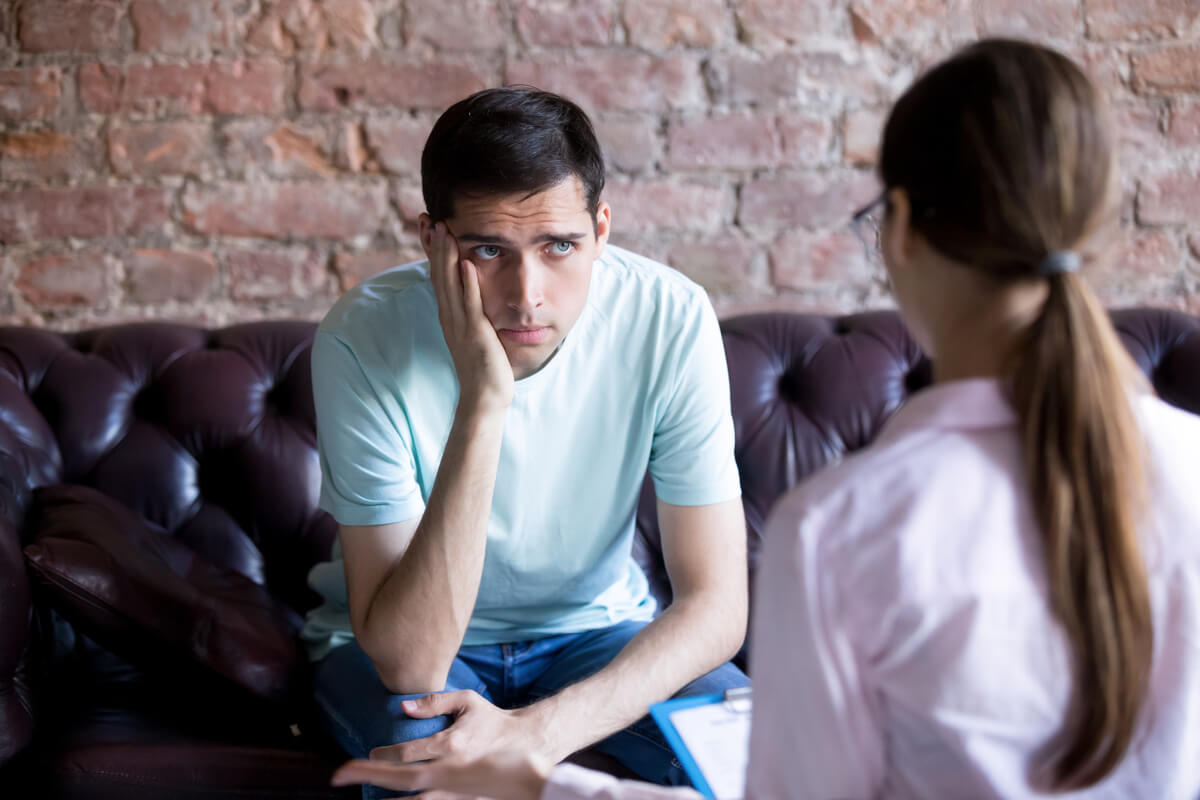 homme offrant un soutien émotionnel