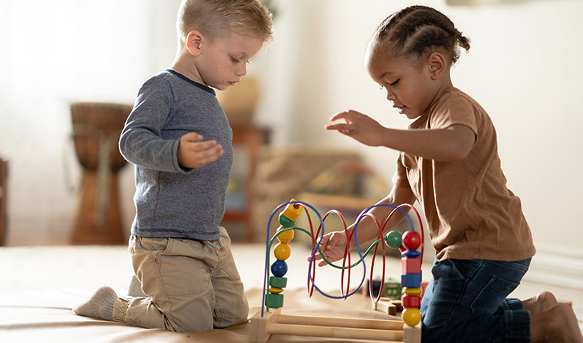 Tout-petit assemblant des cubes colorés