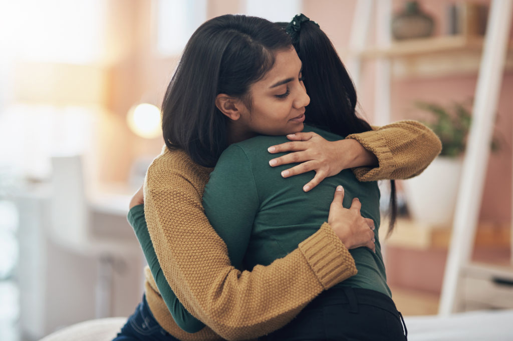 Deux femmes se soutenant mutuellement