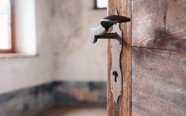 Porte et clé mystérieuse